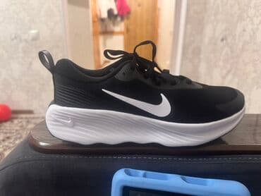 Кроссовки Nike, черные с белым логотипом Swoosh. - Легкий дышащий