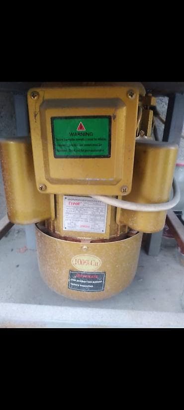 Зернодробилка с желтым корпусом и верхним бункером из серого металла at lalafo.kg Зернодробилка с желтым корпусом и верхним бункером из серого металла