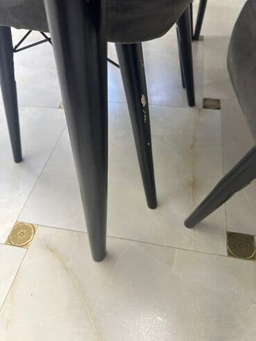 стол и четыре стула: Кухонный стол и стул, Б/у, Самовывоз — 4