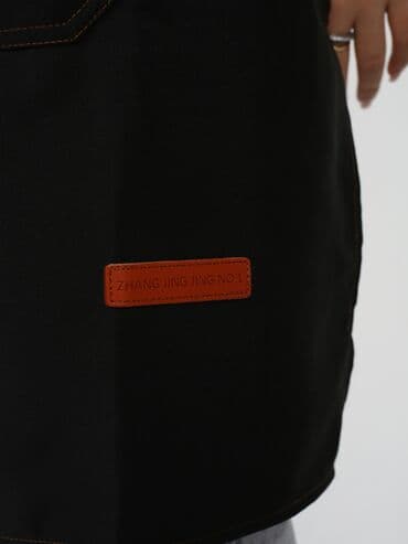 китель поварской: Фартук черного цвета с коричневыми кожаными вставками, оснащенный — 6