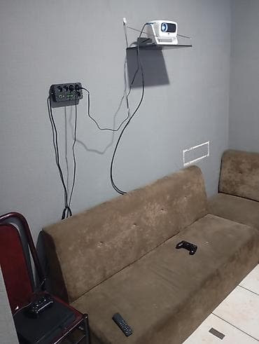 тв подставки: Игровая зона с проектором и PlayStation 4 - Проектор на полке с — 1