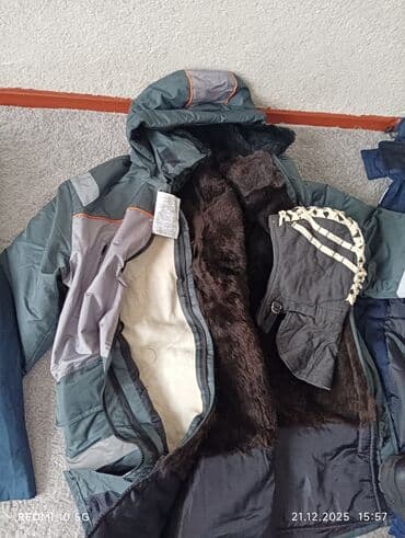 Эркектер кийими: Кышкы куртка плащ. спецовка куртка шымы менен. баасы келишим баада — 10