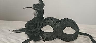 Черная карнавальная маска на глаза с декоративным оформлением. -