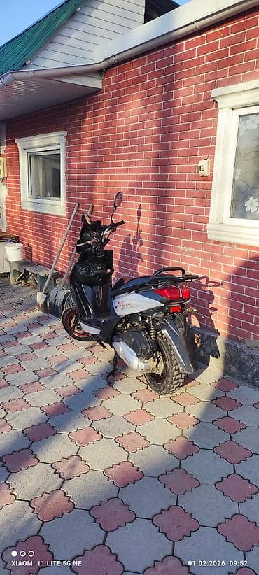 скутор 150 куб: Скутер/мотоцикл класса скутер, спортивного дизайна, черно-серый — 2