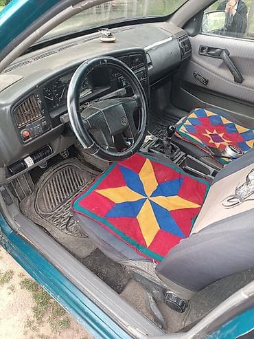 Унаа: Volkswagen Passat: 1990 г., Кол менен иштөөчү, Бензин, Седан — 4