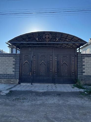 Двухэтажный дом с большим навесом и коваными въездными воротами -