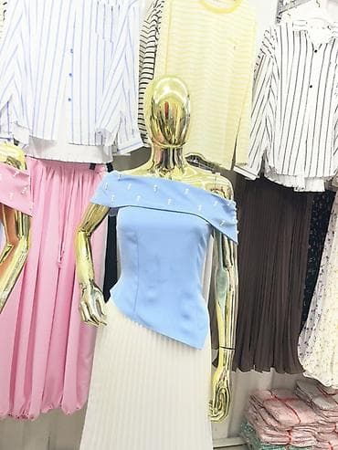 атласный топ: Топ-бюстье с открытыми плечами и декором жемчужными бусинами - — 4