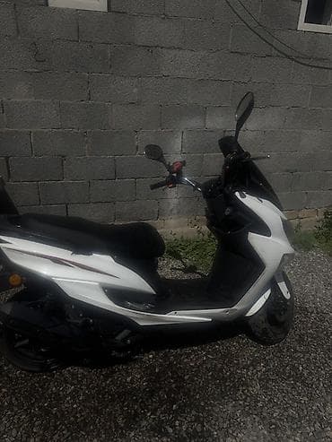 трехколесный мотороллер муравей: Скутер/мопед городского класса, бело‑черный, с высоким тонированным — 2