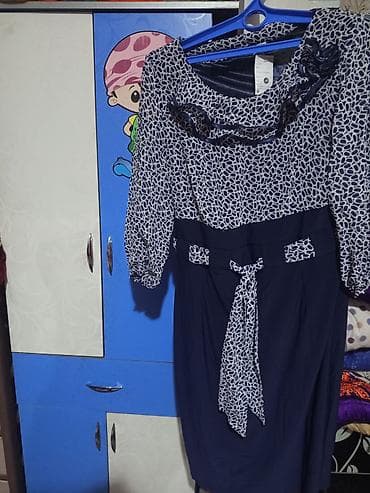 наклейки на футболки: Женская одежда — 2 предмета. 1) Блузка с цветочным принтом: - — 2