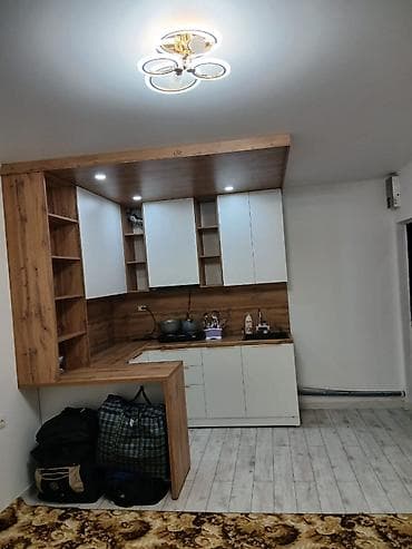 Студия 18–22 м² с отдельной кухонной зоной в многоэтажном доме