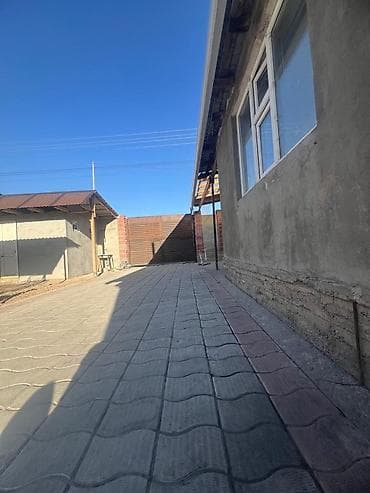 ищу дом г токмок: 📍 ж/м Арча-Бешик 🔘3-комнаты 🔘60м² Продаётся уютный дом в жилмассиве — 4