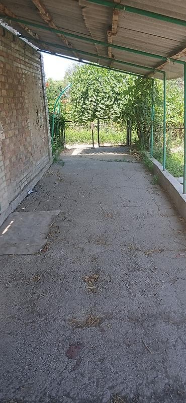 дом из бетона: Продаётся жилой дом с участком. - Дом кирпичный, одноэтажный — 2