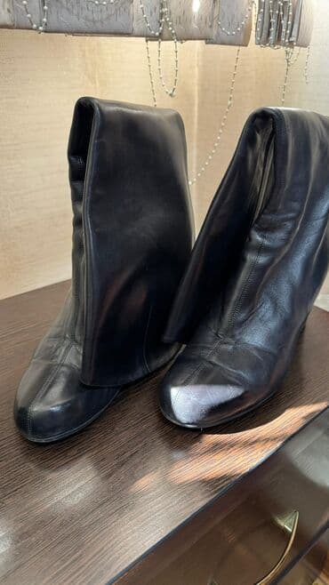 обувь для охоты: Высокие женские сапоги из чёрной кожи на скрытой танкетке. - — 3