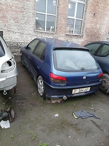 пежо запчасть: Peugeot 306, синий хэтчбек (5 двери). Автомобиль после ДТП, без — 2