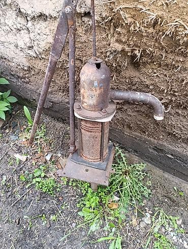 Ручной и электрический насосы для воды + станок (на фото) Комплект