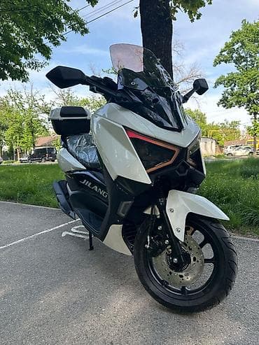 один: В продаже новый скутер премиум класса ZMAX, один из больших скутеров — 10