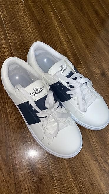 Кроссовки и спортивная обувь: Остатки с магазина, последний размер! Стильная модель, подходит и — 1