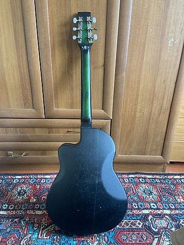 пикгард: Акустическая гитара с вырезом (cutaway), шестиструнная. Купили 6 лет — 6