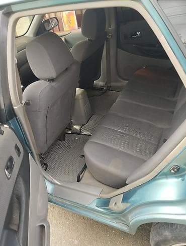 бир: Mazda 323: 2002 г., Кол менен иштөөчү, Бензин, Хетчбек — 4