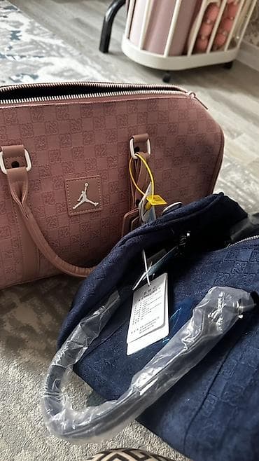 Личные вещи: JORDAN -спортивная сумка

Оригинал- идет с документами — 2