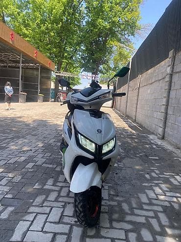 скутер пот выкуп: Скутер/мопед класса 50–125 см³ (визуально) в городском стиле, белый — 2