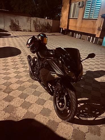 Спортивный мотоцикл в черном цвете с обтекателями full-fairing — 1