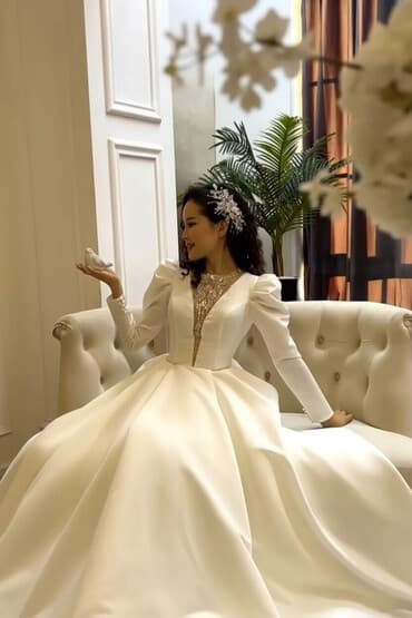 эксклюзивное свадебное платье ручной работы: Элегантное свадебное платье молочного цвета с глубоким V-образным — 1