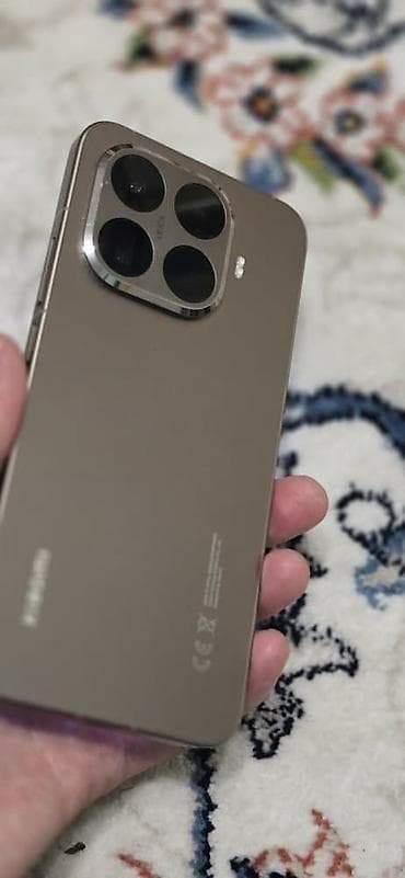 Смартфон в стиле iPhone с плоскими гранями и большим блоком основной