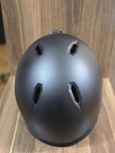 Шлемдер: Горнолыжный шлем. Мужской. Размер L. Имеются небольшие потертости — 1