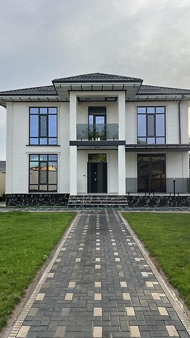 рич хоум: Продаётся современный двухэтажный дом, В тихом центре, сочетающий — 3