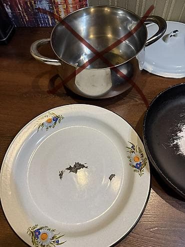 чайник свисток: Набор кухонной посуды: кастрюля, сковородка и блюдо. Цена за все - — 5