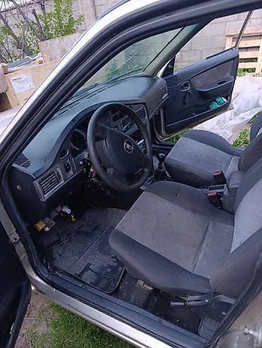 bid e2: Автомобиль седан, левый руль. Цвет кузова — бежево‑золотистый — 8