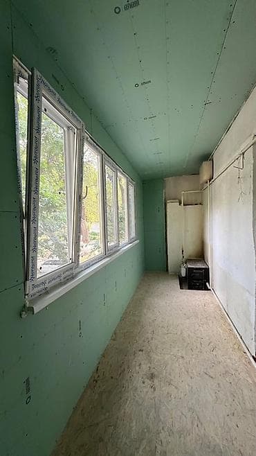 жилой вагончик: Просторная закрытая веранда/балконный блок на втором этаже частного — 3