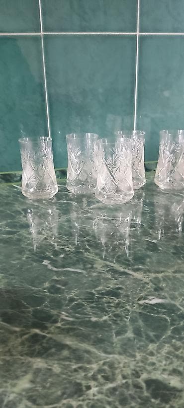 продаю хрустальные вазы: Набор стеклянной посуды. - 5стаканов с алмазной гранью (рожки, ручная — 1