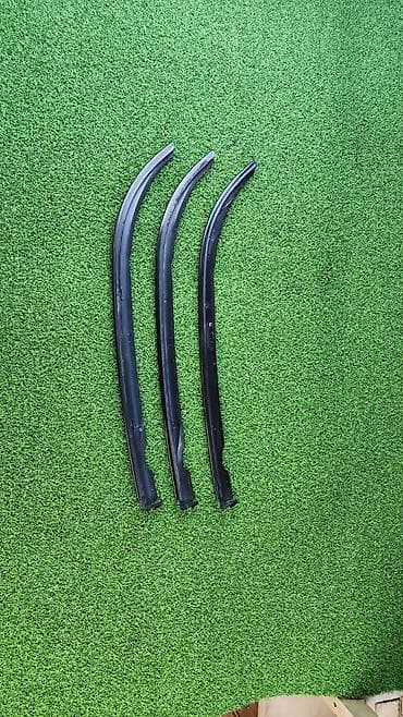 5113 8 —159—306 Е39 Ресничка фары правая с дефектом Год 2000 В