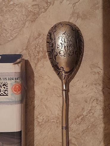 Посуда: Серебряная чайная ложка с гравировкой и клеймами - Материал: серебро — 1