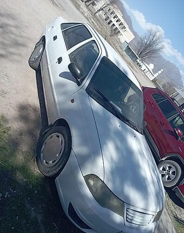 линолеум в бишкеке: Седан белого цвета. Основные характеристики: - Кузов: 4‑дверный — 2