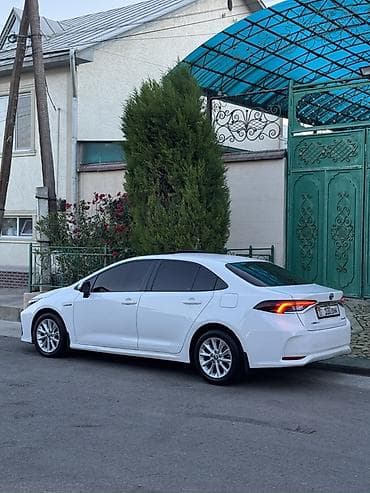 Toyota: Toyota Corolla: 2022 г., 1.8 л, Вариатор, Гибрид, Седан — 4