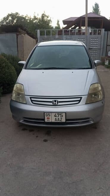 купить авто в кредит без первоначального взноса: Серебристый минивэн Honda Stream с характерным дизайном кузова — 1
