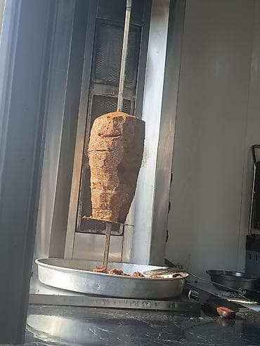 Шаурма/донер на вертикальном гриле. - Большой мясной блок на шампе
