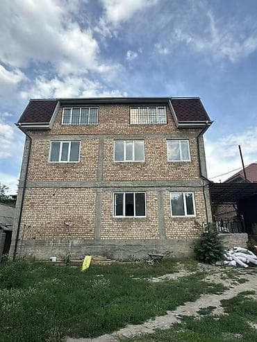 дом тамчы: Продаётся капитальный кирпичный дом 3 уровня с высоким цоколем и — 2