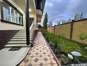 дом с контейнер: Просторный частный дом с ухоженным двором и большим навесом для авто — 2