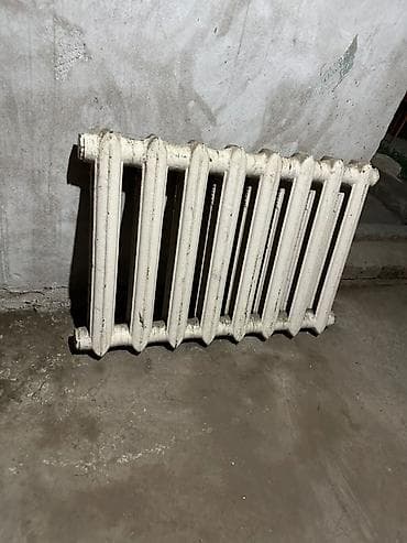 Радиаторы, батареи: Чугунные батареи Б/у, Количество секций: 8 шт, Высота: 50 см, Тип подключения: Боковое — 2