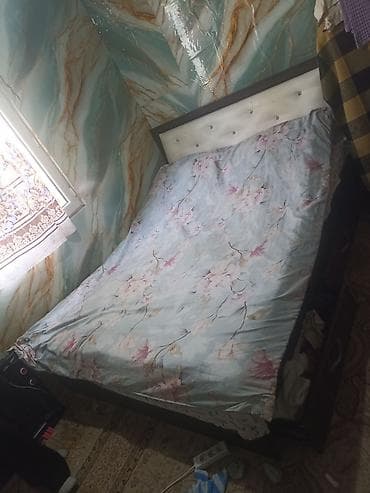 кровать мебель: Кровать двуспальная + матрас, обогреватель и деревянный стол - — 1