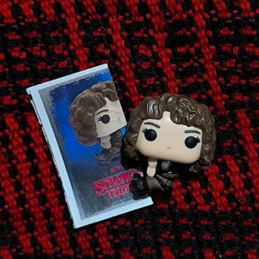 кукольный домик для барби: Продаю нэнси из "stranger things", фигурка от kinder joy. крепится на — 1