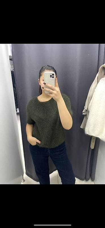 Кофта, Укороченная модель, Зима, M at lalafo.kg Кофта, Укороченная модель, Зима, M