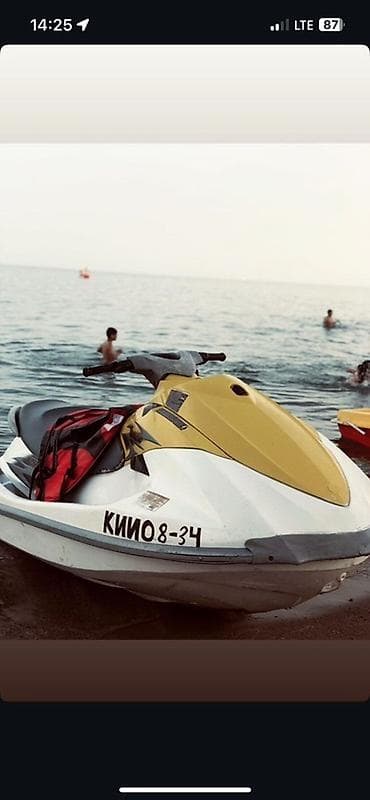 Гидроцикл в желто-белом корпусе с надписью "КИИ08-34" на борту.2