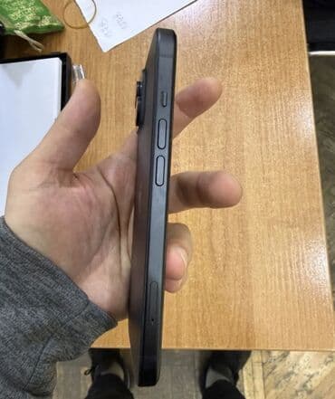 Паркет: IPhone 15, Б/у, 256 ГБ, Черный, Защитное стекло, 80 % — 2