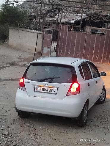 медицинский стол: Daewoo Kalos, 5‑дверный хэтчбек, белый цвет. Киргизские номера (03 KG — 3