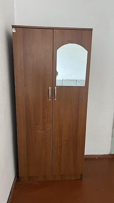 Продаю б/у мебель Двухстворчатые шкафы с полками и две кровати